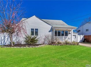 17 Pratt St, West Babylon, NY 11704
