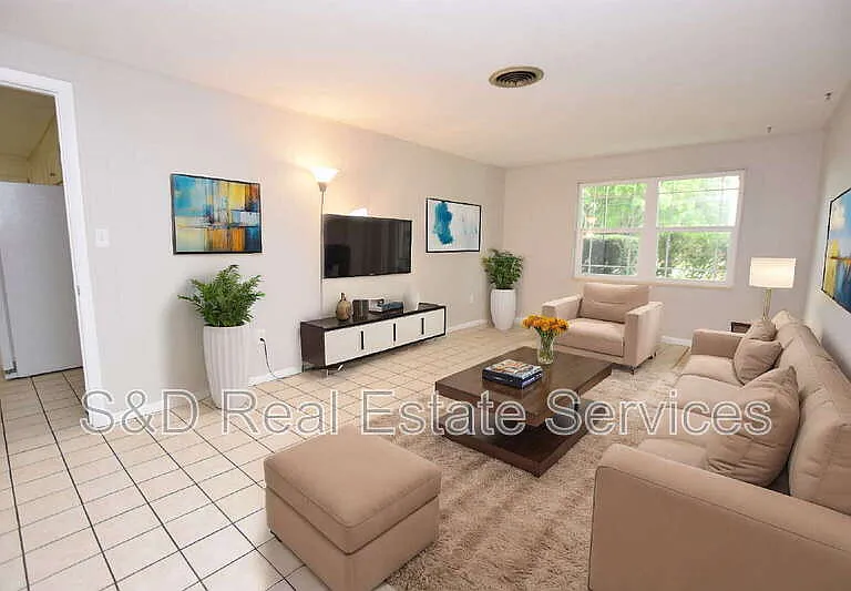 1424 Phyllis St — Photo 5