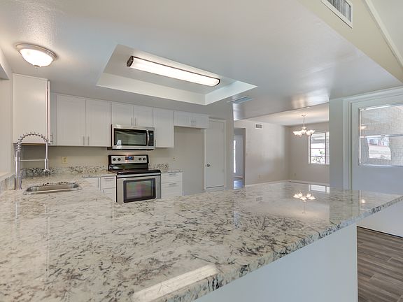 5th image of 1042 N Dresden
