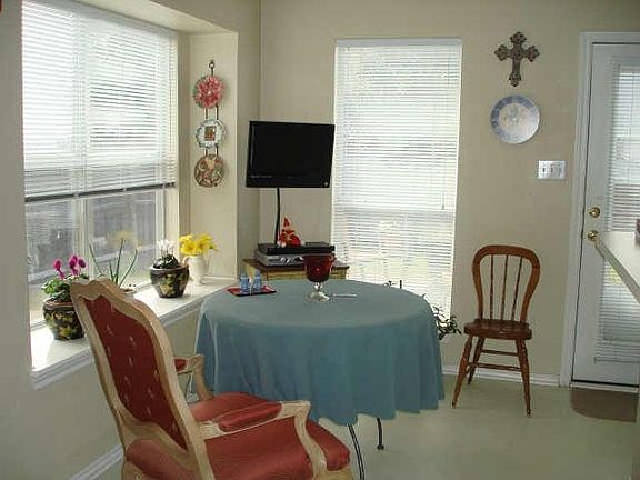 4th image of 2212 Chapman Dr