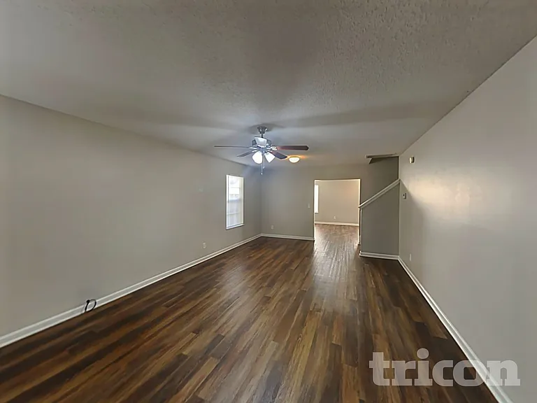 945 Schofield Ln — Photo 2