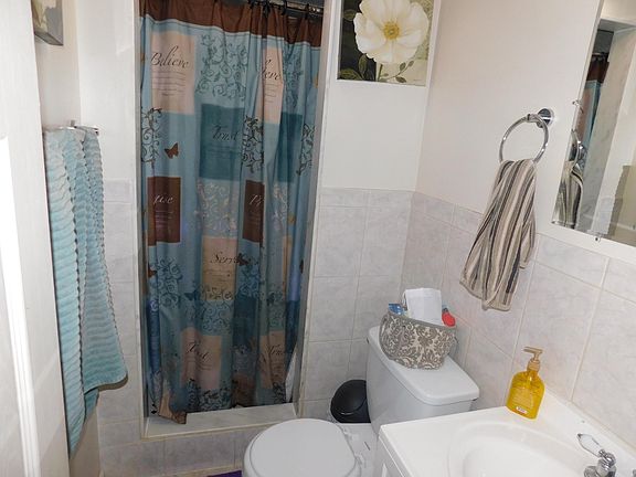 5th image of 151 Mallory Ave #1