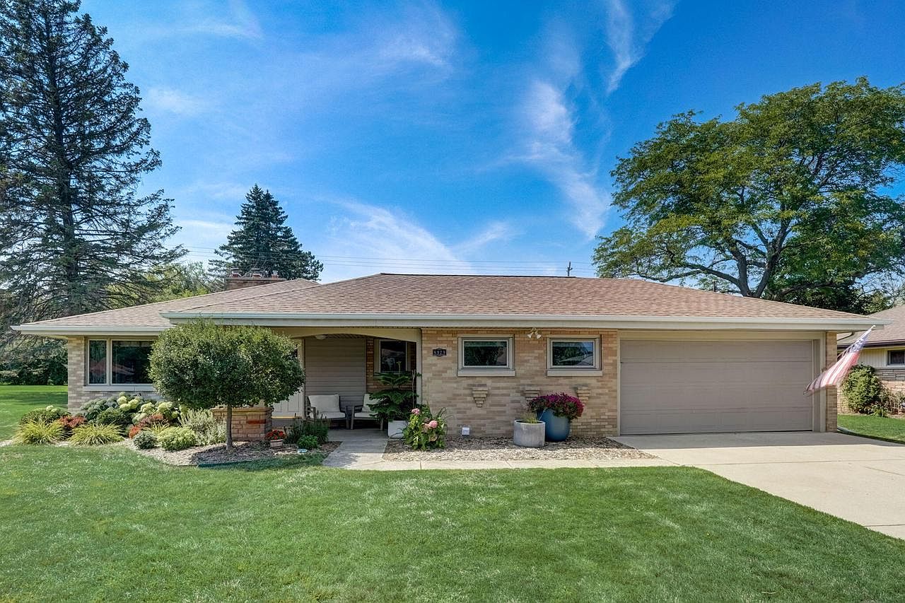 8929 North Mohawk ROAD, Bayside, WI 53217 Zillow