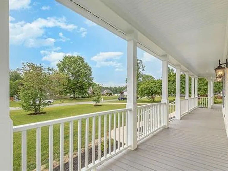 113 Ashton Ln — Photo 2