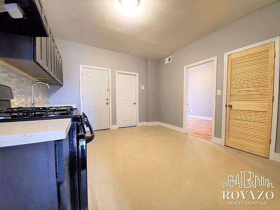 3rd image of 6 Roosevelt Ter APT 1R