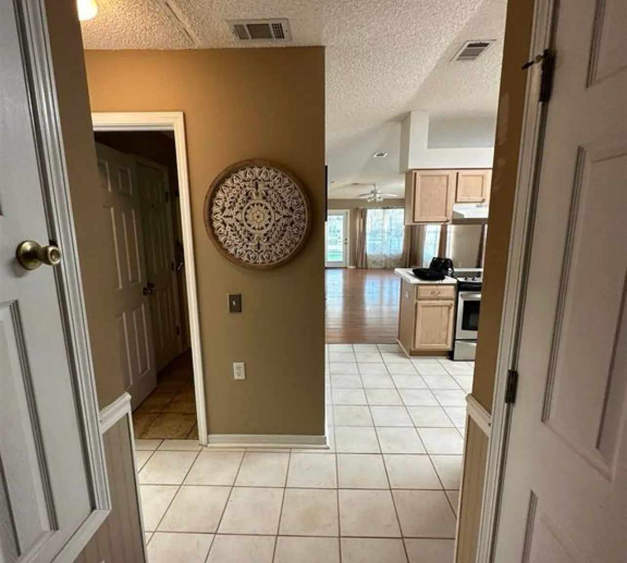 2243 Trailwood Dr — Photo 4
