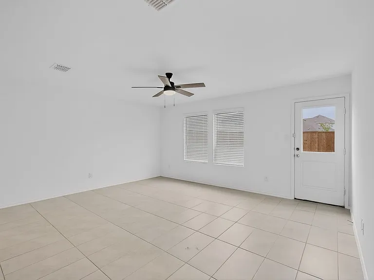 1430 Everett Gardens Way — Photo 6
