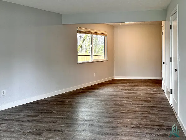 195 SE Bridgeway Ave — Photo 2