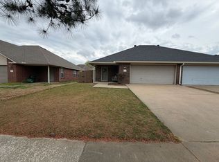 1584 N Willowbrook Dr, Fayetteville, AR 72703