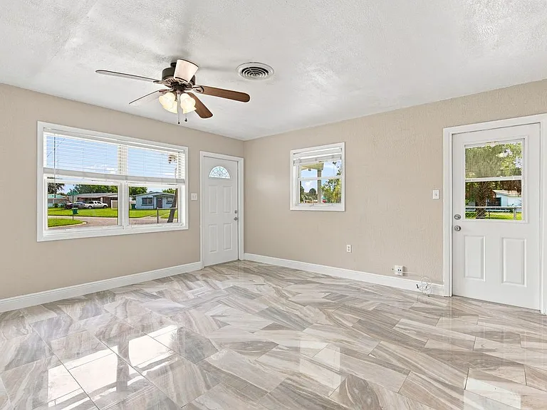 2267 Robinhood Dr — Photo 5