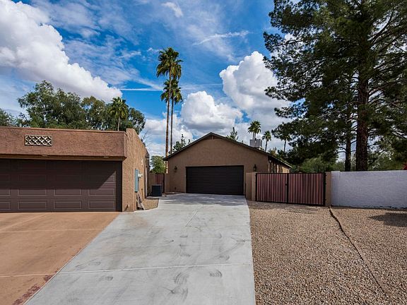 view of detached 4+ garage