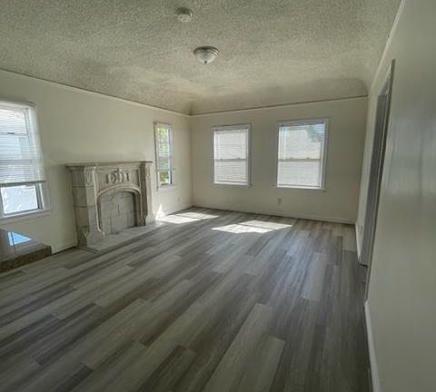 4th image of 1353 1/2 S Cloverdale Ave