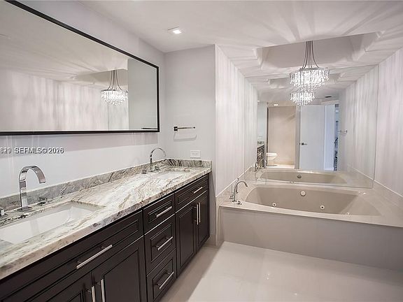 4th image of 20191 E Country Club Dr APT 2703