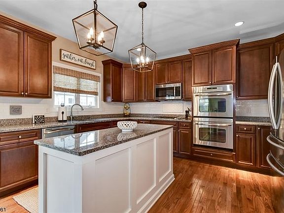 3rd image of 16 Boudinot Ln