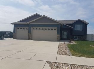 3121 Stephanie Dr, Dickinson, ND 58601
