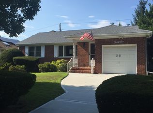 35 Oak Ln, New Hyde Park, NY 11040