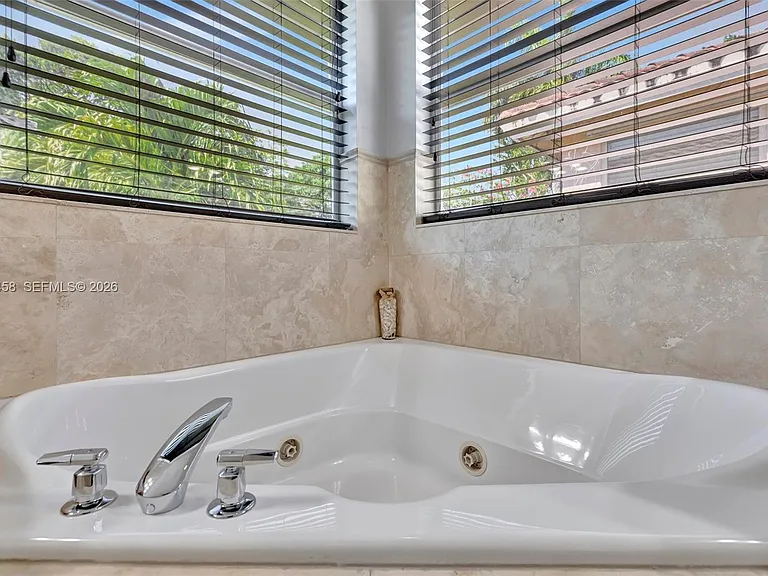 853 SW 11th Ct — Photo 31