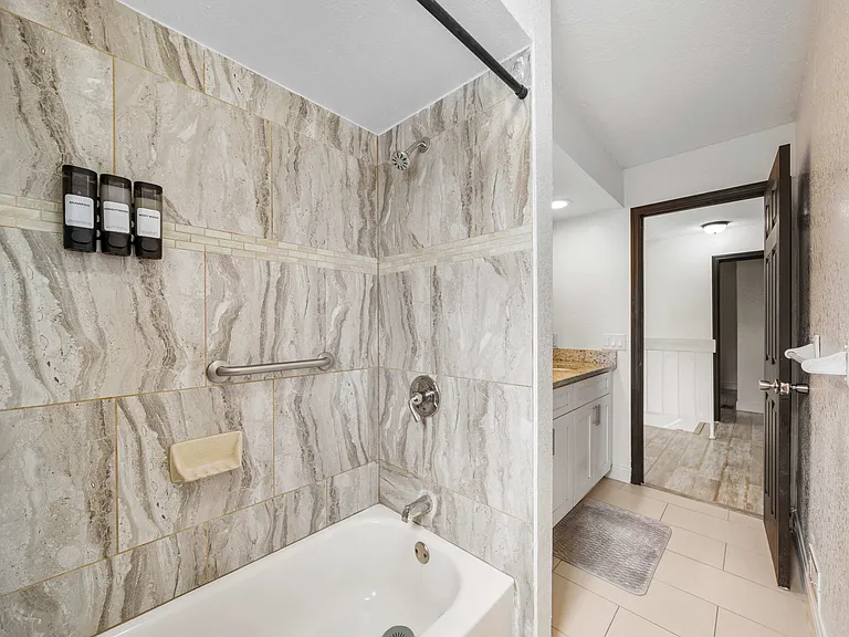 1110 E Lakeshore Blvd #3 — Photo 11