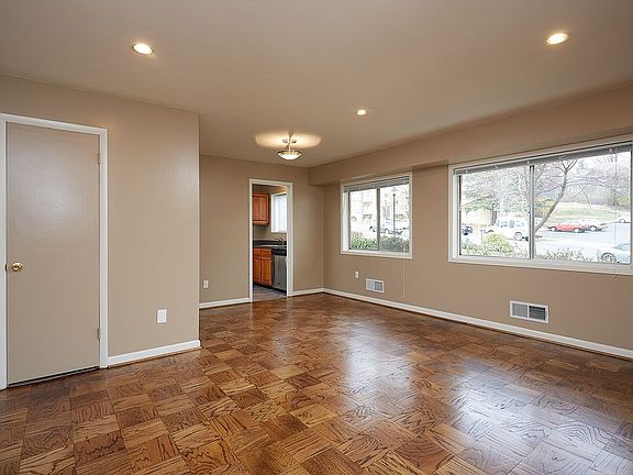 5th image of 10624 Montrose Ave #10624