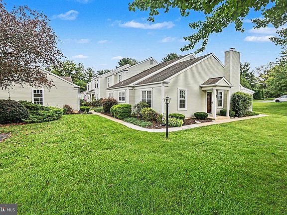 2nd image of 2152 Wexford Rd