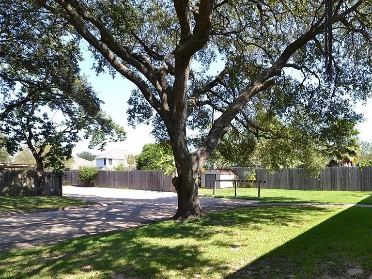 1867 Florida Dr — Photo 10