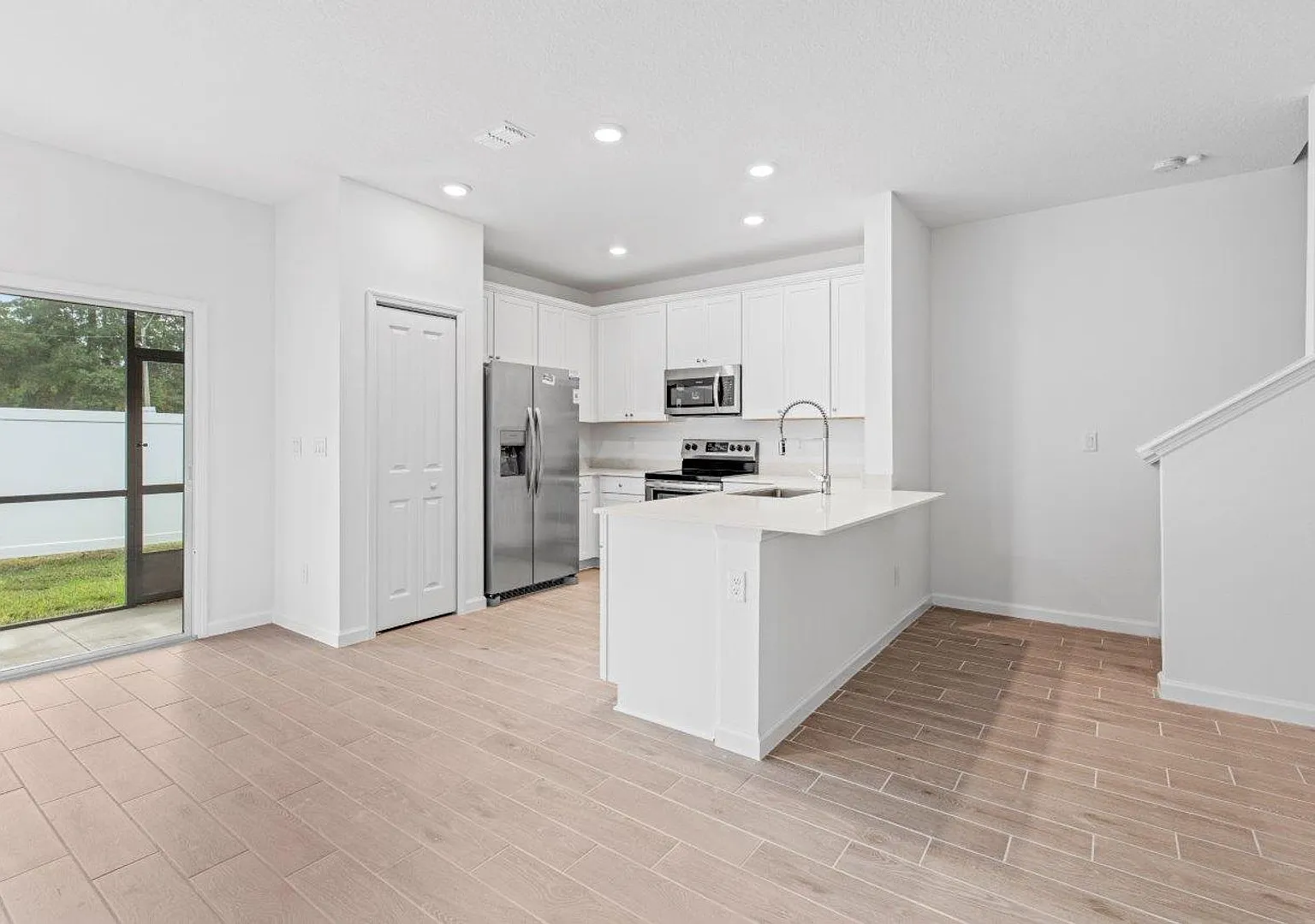 Newer Townhome - Tara West End — Photo 3