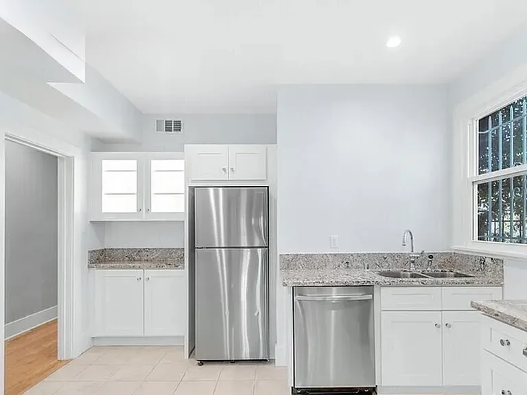 549 N Windsor Blvd — Photo 5