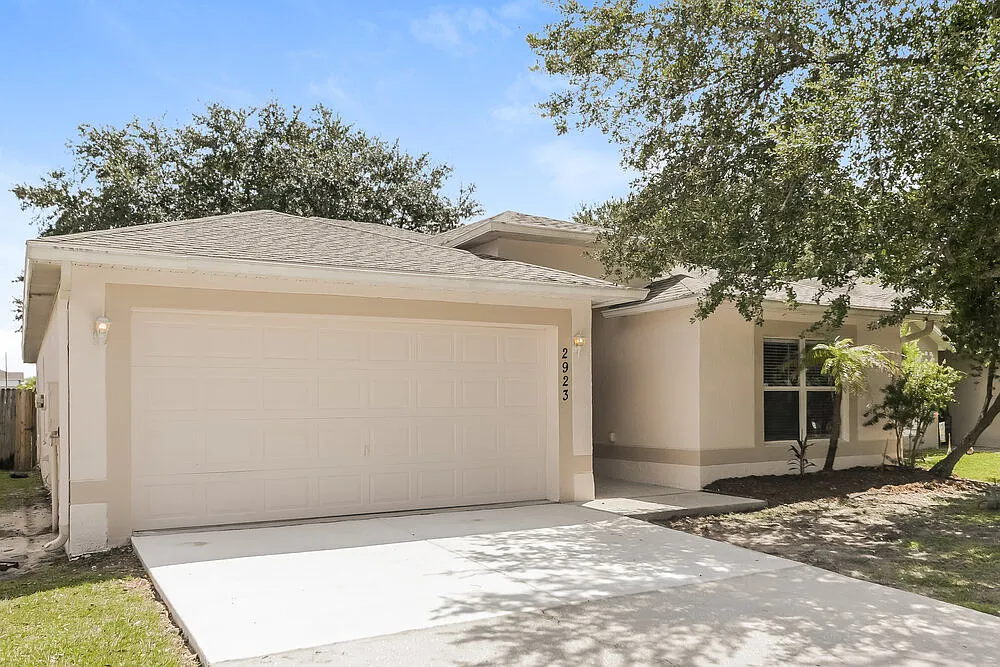 4 bed, 2.0 bath, 1874 sqft, $2,465 — Photo 3