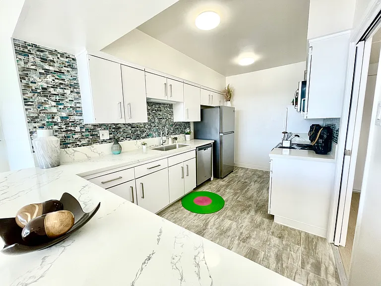 Occidental Towers Apartments — Photo 127