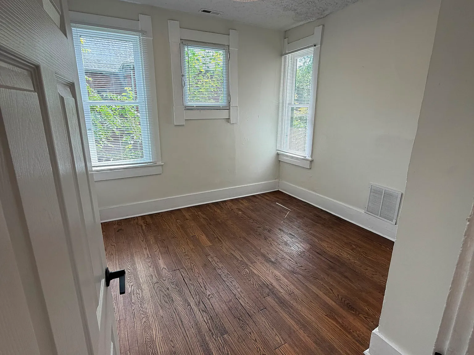 1 bed, 700 sqft, $1,350 — Photo 3