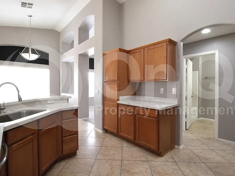 1139 E Morgan Ct — Photo 7