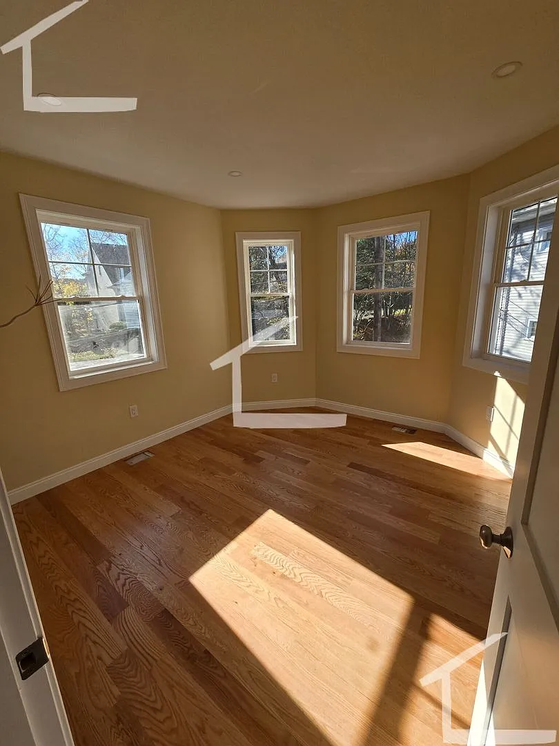 Charming 3 Bedroom-No Broker Fee — Photo 3