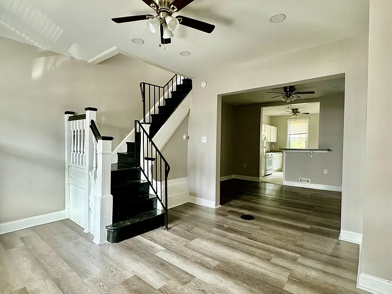 123 N Sickels St — Photo 1