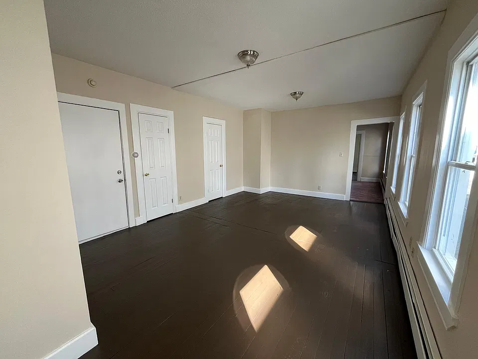 33 Dewey St #1S