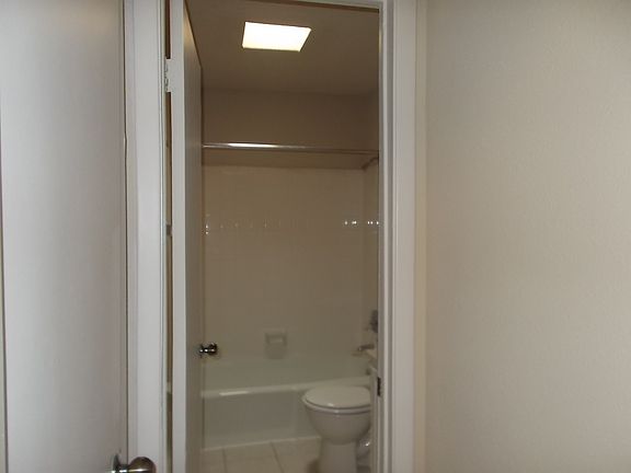 4th image of 2407 Camelot Ct
