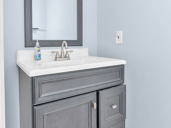 5th image of 8 Fieldstone Cir