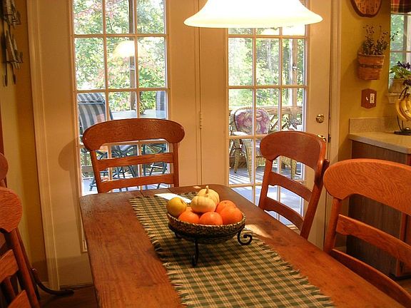 Eat-in Kitchen