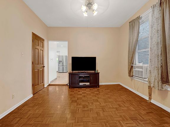 4th image of 2719 N Richmond St