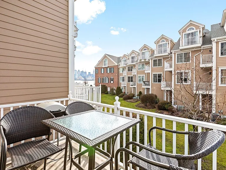 436 Albany Ct — Photo 25
