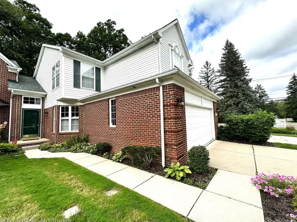 690 Chestnut Dr, Wixom, MI 48393