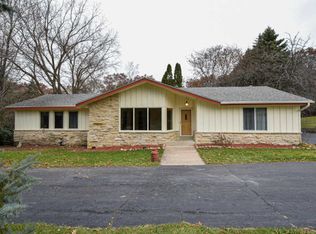 N11W27766 White Oak Ct, Waukesha, WI 53188