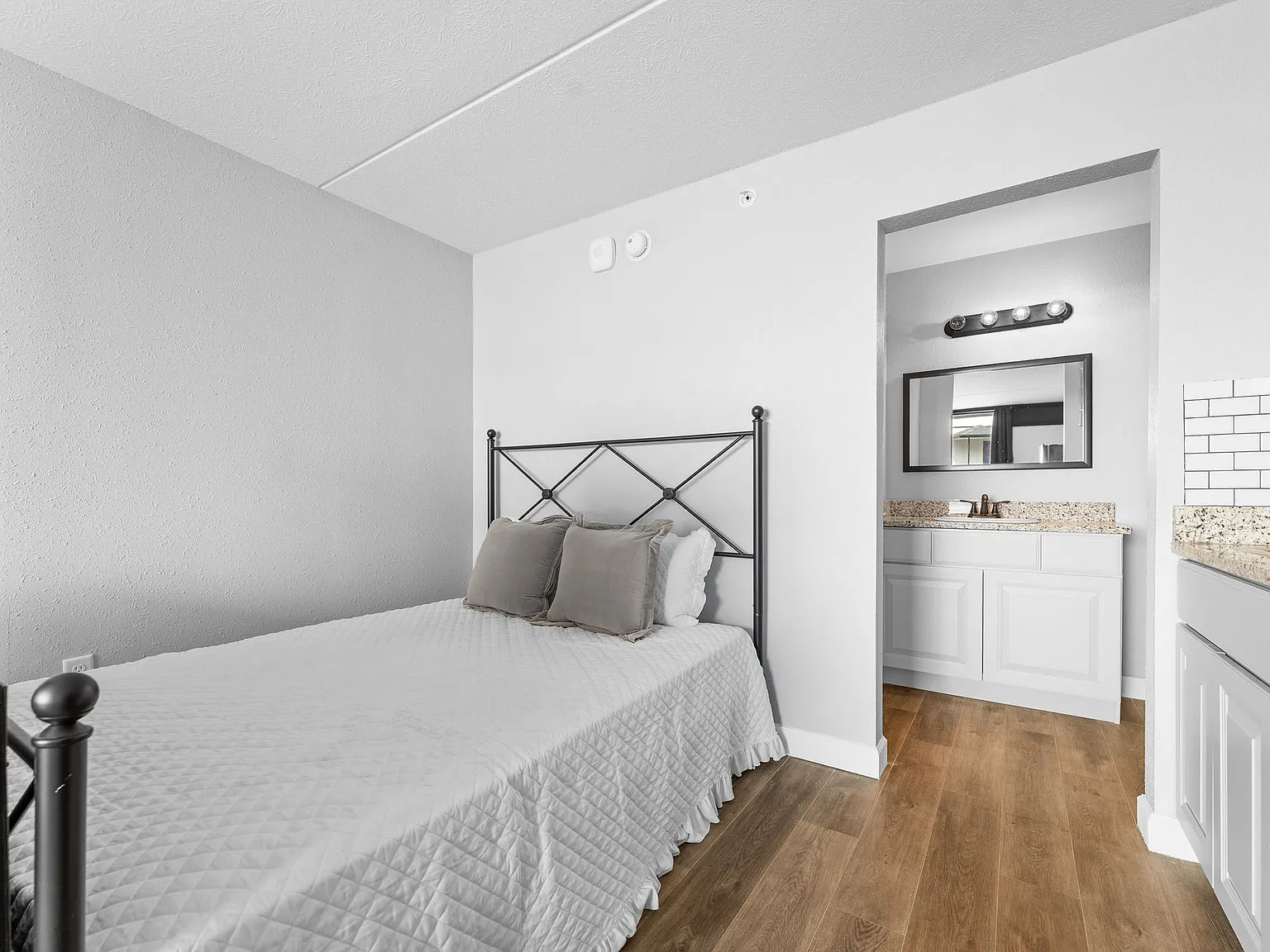 Studio, 300 sqft, $775 — Photo 4