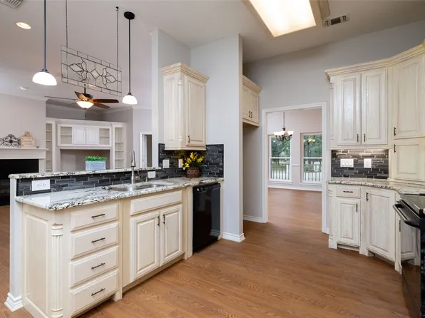 604 Runaway Bay Dr, Runaway Bay, TX 76426