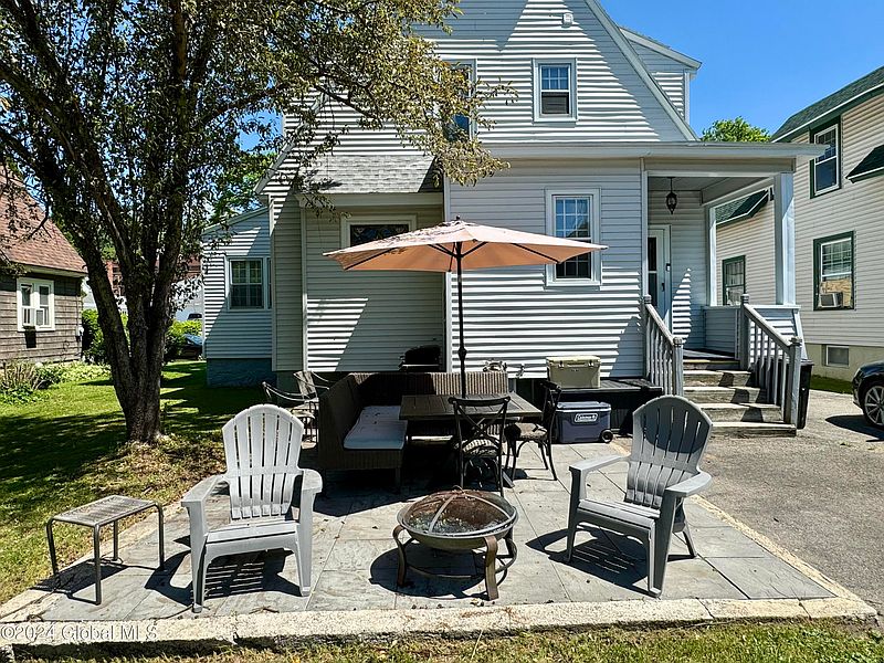 4th image of 404 Division Street