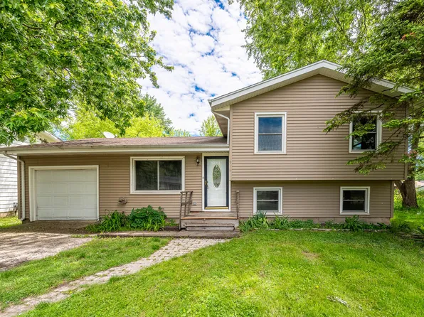 1716 Parklane Ave, McHenry, IL 60050