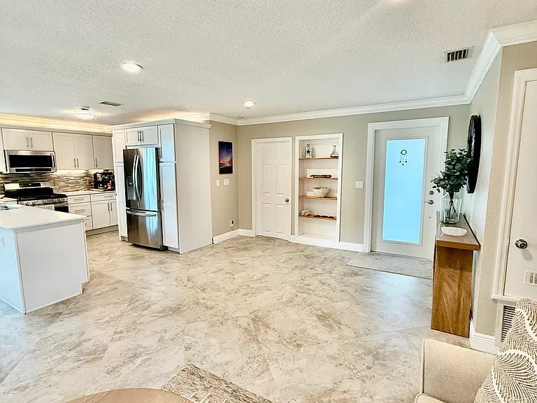 4181 Saxon Dr — Photo 5