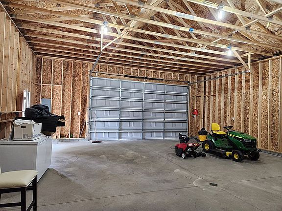 3rd image of 2884 E Lake Dr