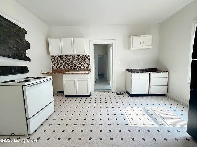 2123 Dumesnil St — Photo 3