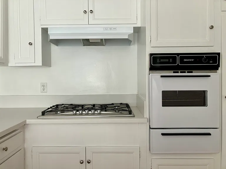1221 Lyndon St #10 — Photo 4