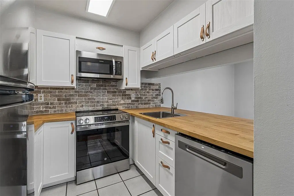 3 bed, 2.5 bath, 1368 sqft, $1,795 — Photo 2